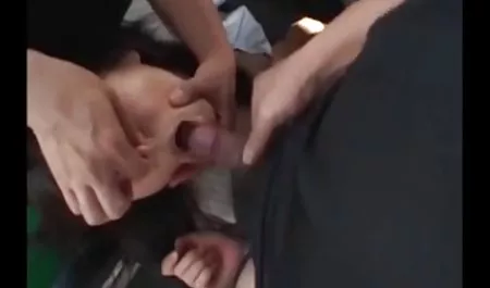 لطيف فتاة صغيرة مع أسلاك امهات في المطبخ سكس التوصيل المصنوعة هي جدتي!