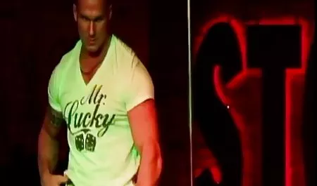 العامل في الكاميرا لإظهار سكس امهات ساخن جدا
