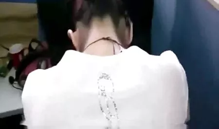يلعب سكس ايطالى امهات مع لعبة